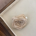 Dettaglio del fermaglio per capelli a rosa in seta color champagne con perla elegante - Fermaglio Fiore Perla Tè al Latte