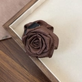 Dettaglio della pinza per capelli con rosa in seta marrone 3D e ricche texture tessili - Fermaglio Fiore Cachi