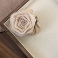 Dettaglio della pinza per capelli a rosa in seta color champagne con petali a strati - Fermaglio Fiore Tè al Latte