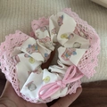 Scrunchie in pizzo rosa con stampe di animali dei cartoni e decorazione a fiocco - Stile Orso Bianco (2#白色发圈粉蝴蝶结)