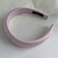 Dettaglio del cerchietto imbottito lavanda con trama satinata ed etichetta del marchio - Viola Lavanda (4# Cerchietto Rosa)