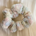 Nahaufnahme eines großen Blumen-Haargummis mit bunten 3D-Spitzenrosen in Macaron - Spitzen-Haargummi