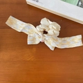 Coletero francés crema con cinta floral y perla de corazón sobre fondo de madera - Adorno de Perla de Corazón / Estilo Floral con Cinta Amarilla (6#黄色飘带发圈)