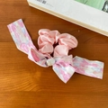 Coletero de satén rosa con colgante de corazón y cinta floral abstracta en madera - Decoración de Concha de Corazón / Estilo de Cinta Rosa con Estampado Abstracto (7#粉色飘带发圈)