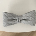 Dettaglio del fermaglio per capelli grigio con fiocco e trama a spina di pesce - Fiocco per capelli / Bianco con strisce nere