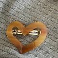 Dettaglio del fermaglio per capelli a cuore in resina ambrata con molla in metallo argento - Cuore Tartarugato (5#)