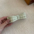 Elegante lichtgroene tweed strik haarklem met geweven textuur voor dames - Groene strik haarclip / Groen