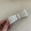 Elegante beige tweed haarklem met zilveren metaaldraden en strikontwerp - Witte Strik Haarclip / Wit