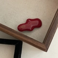 Gros plan d'une barrette à cheveux rouge ondulée avec logo doré France Handmade - Bordeaux (2# Pince à Cheveux Nuage Rouge Vin)