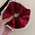 Elegante elastico per capelli in velluto bordeaux con perle e ciondolo logo argento - Borgogna