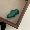 Détail d'une pince à cheveux ondulée en acétate vert foncé avec lettrage doré fait main - Vert (1# Pince à Cheveux Nuage Vert)