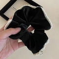 Elegante scrunchie in velluto nero con bordo di perle e ciondolo in metallo argento - Nero