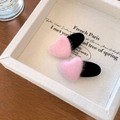 Fermagli per capelli a cuore in finta pelliccia rosa e velluto nero su vassoio legno - Rosa