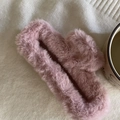 Pinza per capelli rettangolare in peluche rosa antico su sfondo in maglia morbida - Rosa Loto