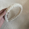 Détail de la texture épaisse du bandeau blanc en laine d'agneau duveteuse et pelucheuse - Blanc Cassé