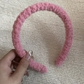 Detalle de diadema rosa de piel sintética suave con textura de lana de cordero y estilo dulce - Rosa