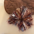 Chouchou en laine à rayures colorées avec texture pelucheuse et design tricoté - Élastique à cheveux / Orange