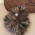 Chouchou pelucheux multicolore avec étiquette dream sur fond en bois vintage - Élastique à cheveux / Gris