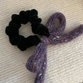 Detail van paarse tweed gebreide haarstrik en zwarte fluwelen scrunchie accessoires - Zwarte Scrunchie Paarse Strik