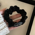 Chouchou élégant en velours noir avec médaille handmade pour coiffure féminine - Noir