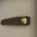 Fermaglio per capelli vintage in peluche marrone con dettaglio smiley in metallo - Clip Peluche Cachi Smiley