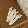 Coppia di fermagli per capelli a triangolo in velluto crema con fiocco vintage in metallo - Bianco Sporco