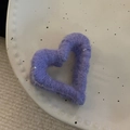Pinza per capelli a cuore viola di peluche per donna con trama minimalista in lana - Clip a Artiglio in Lana a Cuore / Viola