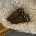 Dettaglio di fermagli per capelli in peluche marrone con fiocchi in metallo vintage autunnali - Cachi