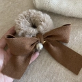 Coletero de lazo de peluche con perla en punto marrón y piel sintética gris - Coletero Té con Leche Lazo Caqui