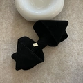 Elegante fermaglio per capelli a fiocco in velluto nero con dettaglio dorato su fondo beige - Molletta per Capelli con Fiocco Grande / Nero