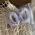 Detail von handgefertigten Mohair-Haargummis in lila-blauer Mischung mit handgemacht-Label - 3# Weißviolett Texturiert