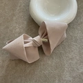 Elegante fermaglio per capelli con fiocco in velluto rosa e fibbia dorata su ceramica - Molletta per Capelli con Fiocco Grande / Color Tè al Latte