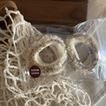 Detail von flauschigen Mohair-Haargummis im Set mit handgemachter Verpackung auf Stoff - 2# Milchtee Weiß Texturiert