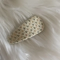 Makroaufnahme einer beige gestrickten Haarklammer mit farbigen Akzenten auf Kunstfell - 1# Cremefarben Bunt Gesprenkelter Tropfenclip