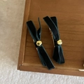 Fermagli per capelli in velluto nero con perline dorate su vassoio di legno - Verde