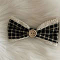 Dettaglio del fiocco vintage a quadri con pizzo e bottone in legno Handmade with love - Fiocco Plaid Nero