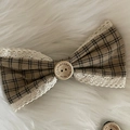 Dettaglio di un fermaglio per capelli a fiocco scozzese con pizzo e bottone in legno - Fiocco Plaid Caffè