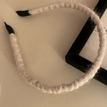 Dettaglio della trama in maglia e del motivo a pieghe elegante sulla fascia beige - Cerchietto a Maglia Bianco Crema