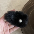 Dettaglio di un fermaglio per capelli in morbido peluche nero con perla grigio argento - Clip Ovale Peluche Nero Perla Grigia