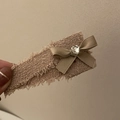 Elegante beige tweed haarspeld met gerafelde randen, satijnen strik en hartje - koffiekleur