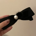 Detalle de pinza para el pelo con lazo negro, perla artificial y pompón de peluche - Pinza para el cabello / Pinza Negra Lazo Pelo Negro