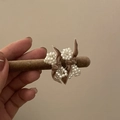 Dettaglio di fermagli per capelli con fiocchi in velluto marrone e perle bianche vintage - Fermaglio Lungo Fiocco Perle Cachi