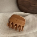 Dettaglio molletta per capelli ambra su tessuto di lino beige e vassoio in legno scuro - Piccola Molla Venatura del Legno (1#)
