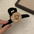 Dettaglio dell'elegante molletta per capelli a camelia con texture opaca e petali beige - Pinza Grande Nera Floccata Champagne Camelia (3#)