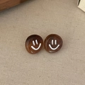 Nahaufnahme von Bernstein-Ohrsteckern aus Harz mit minimalistischen weißen Smileys - 6# Runde Ohrringe Mit Smiley-gesicht Aus Schildpatt