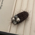 Elegante fermaglio per capelli in peluche marrone con perle e strass in scatola - Peluche Cachi (Strass Grigio Perla Artificiale)