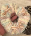 Detail van pluche gebreide scrunchie met roze fluwelen strikjes en pastelkleurig weefsel - Wit Regenboog Stijl (1#白色彩发圈蝴蝶结)