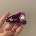 Fermaglio vintage in velluto viola scuro con accenti di zircone e dettaglio di perla - Triangolo Viola Floccaggio Perla / Viola