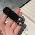 Elegante pasador de pelo de tweed negro con perlas grises y strass sobre fondo blanco - Negro Cuadrado Lanudo Gris Diamante de Imitación Perla Artificial