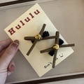 Details zu kaffeebraunen Samt-Bogenspangen mit goldenem Herzanhänger auf Displaykarte - Kleine Hellkaffee Schleife Haarspange (7#)